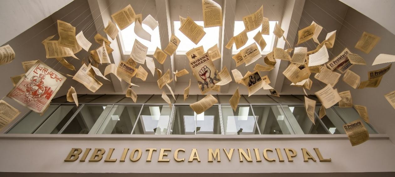 La lluvia de tinta: hojas impresas suspendidas del techo del vestíbulo de la Biblioteca Municipal de Guayaquil